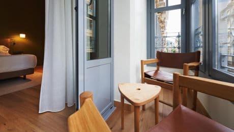 El hotel boutique de San Sebastián sin cuadros ni recepción que transporta a un acogedor caserío
