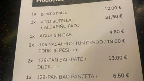 Lo nunca visto en la cuenta de un restaurante: les cobran 12 euros por colgar sus bolsos en Ibiza