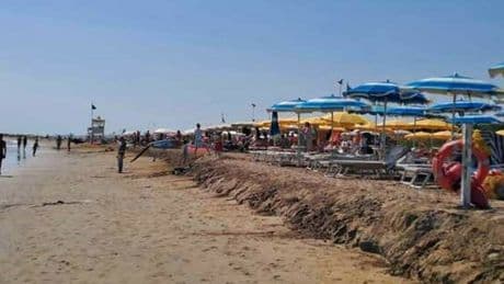 Jesolo, la mareggiata si mangia la spiaggia: tolta un'intera fila di ombrelloni. Mezzo metro di dislivello per raggiungere il mare