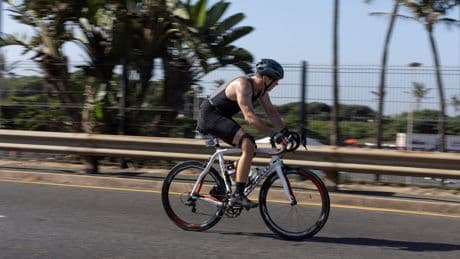 Twaalf jaar na moord op vriendin: deelname ’Blade Runner’ Oscar Pistorius aan Zuid-Afrikaanse triatlon roept vragen op