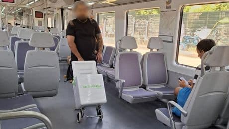 Botellas de agua a un euro: los vendedores ambulantes hacen negocio en los trenes sin aire acondicionado de Renfe