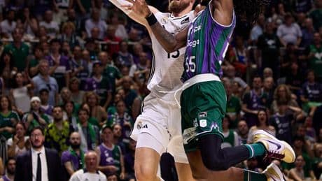 Sangre, sudor, polémica y orgullo: Unicaja sigue con vida tras derrotar al Madrid en un desenlace agónico