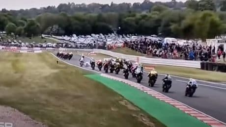 Elf Fahrer beteiligt: Zwei Tote Massencrash bei Motorradrennen