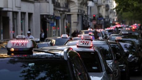 Grève des taxis : les images des chauffeurs qui manifestent à Paris