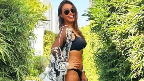 Ünlü sunucu 'Yaş 48, yanlış anlaşılmasın' diyerek bikinili pozunu paylaştı