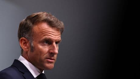 Macron corteja a los socialistas para capear la crisis política