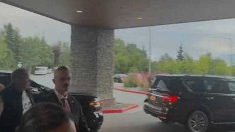 Lavrov in Alaska con la felpa Cccp: cosa c'è dietro la sfida "sovietica" del ministro russo