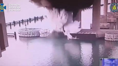 Nuevo golpe a Rusia: Ucrania reivindica un ataque submarino contra los cimientos del puente de Crimea