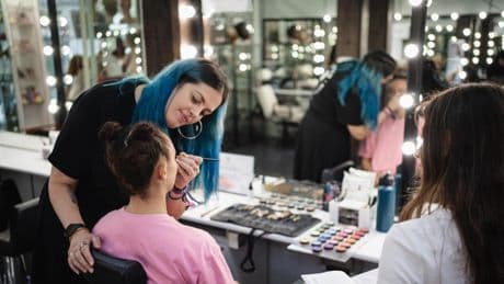 Formarse en una escuela de maquillaje profesional: una alternativa laboral con una creciente proyección