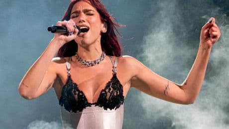 Dua Lipa ressuscite « Moi… Lolita » à Paris et confirme son règne sur la pop