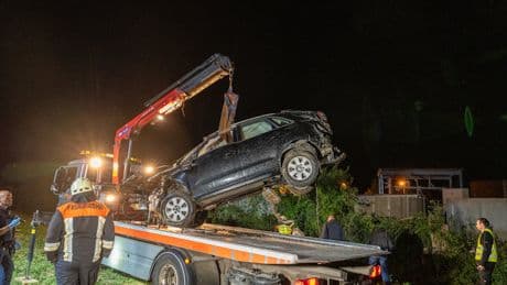 Audi landet im Graben - Fahrer wird aus Auto geschleudert und stirbt