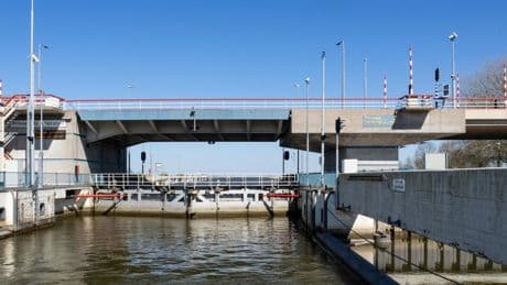 Brug bij Lemmer gaat omhoog met verkeer erop, RWS doet onderzoek