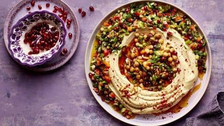 Das Geheimnis für den cremigsten Hummus mit Taboulé-Topping
