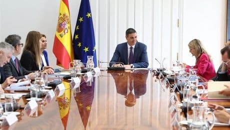 La broma de Pedro Sánchez a sus ministros en la reunión de crisis por el apagón: «¿Con cebolla o sin cebolla?»