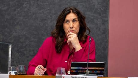 Amsterdamse wethouder overleeft ’facturenfiasco’, maar krijgt wel sneer: ’Het is geen snuffelstage’