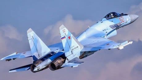 Caccia russo Sukhoi Su-35 viola lo spazio estone sopra il Golfo di Finlandia, i jet della Nato si alzano in volo