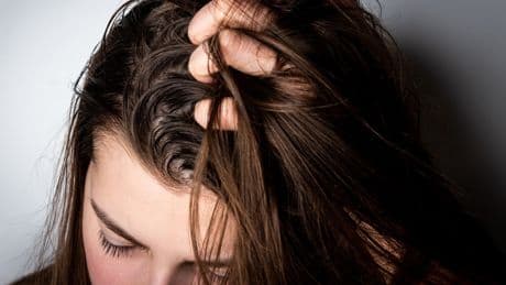 Nie wieder fettige Haare: Vermeiden Sie diese 4 typischen Pflegefehler