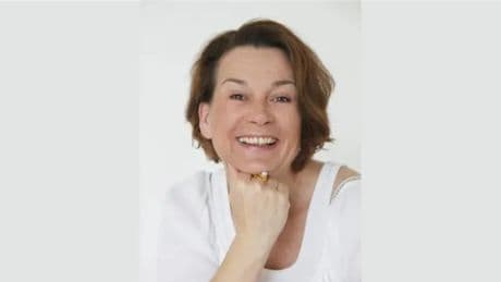 Alexandra Froehlich, scrittrice autrice di bestseller uccisa nella sua casa galleggiante ad Amburgo: gli inizi a Kiev e il matrimonio (fallito) con un russo