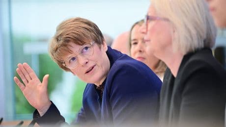 Schulden, Rente, Null-Wachstum - Brutale Abrechnung mit der Regierung