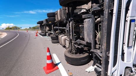 États-Unis: un camion rempli de millions de pièces de monnaie se renverse sur une autoroute au Texas