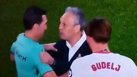 La polémica celebración de Joaquín Caparrós con Martínez Munuera tras la salvación del Sevilla: lo zarandea como si fuera un jugador