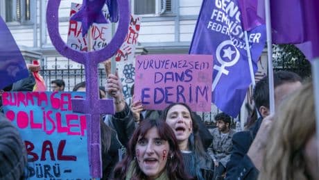 Femizide in der Türkei: Wenn die Polizei mit dem Täter kungelt