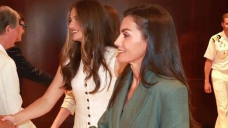 La princesa Leonor coge prestado el bolso a Letizia antes de uno de los actos más importantes del año