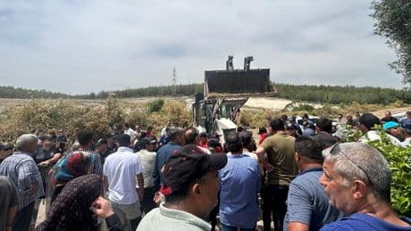 Mersin'de narenciye bahçeleri mezarlık yapılmak isteniyor: Polis müdahale etti, köylüler yerde sürüklendi