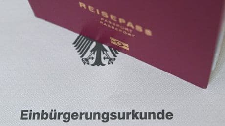 20.000 Einbürgerungen in einem Halbjahr – Berlin soll hohe Zahl mit Torte gefeiert haben
