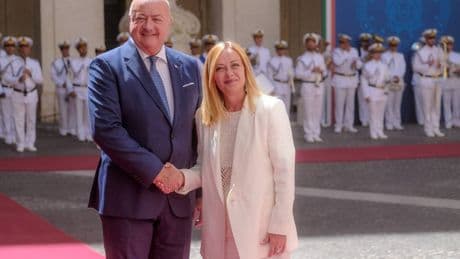 Tricolore nel logo e nel cortile d'onore: così Giorgia Meloni rifà il look a Palazzo Chigi