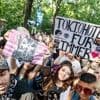 Leute: Durchbruch vor 20 Jahren: Fans harren für Tokio Hotel aus
