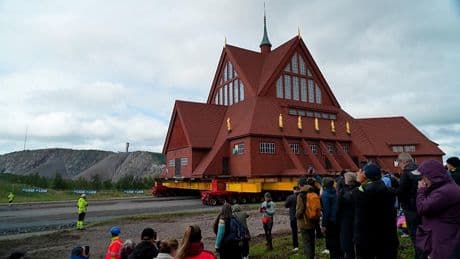 Spectaculaire beelden: complete kerk wordt vijf kilometer verplaatst