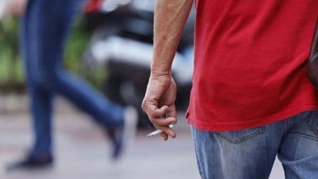 Sanidad amplía en su ley antitabaco el veto al humo en discotecas al aire libre y campus universitarios