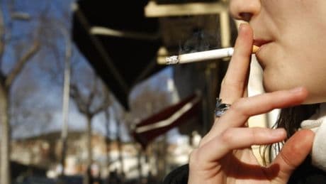 Sanidad prohibirá fumar en los vehículos de uso laboral y en los campus universitarios