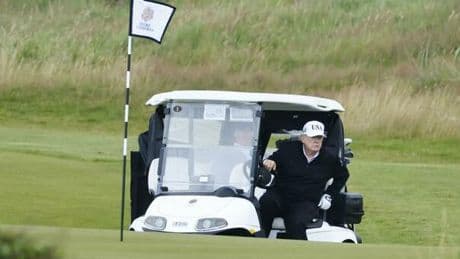 Trump in Scozia: «L'Europa fermi i migranti o scomparirà». Oggi golf (e polemiche) in attesa di von der Leyen