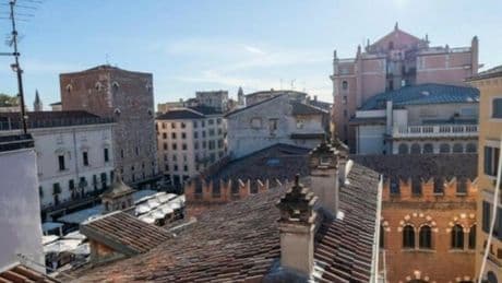 Attico per due persone a 300mila euro per una settimana ad agosto, ma l'host si scusa: «Un errore di Booking»