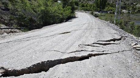 Kentte büyük panik! Yollar ikiye ayrıldı, evler yana doğru eğildi