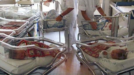 Neonato schiacciato dalla mamma appena nato: è cerebroleso. Ospedale condannato a risarcire un milione e mezzo
