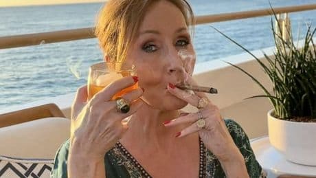 J.K. Rowling se fuma un puro para celebrar la decisión del Supremo británico sobre las mujeres trans