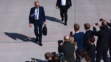 Hier startet Kanzler Merz zu erster Reise - Auf ein Croissant mit Macron