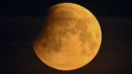 Fakten zum Himmelsphänomen: Darum ist der Mond trotz Finsternis heute nicht unsichtbar