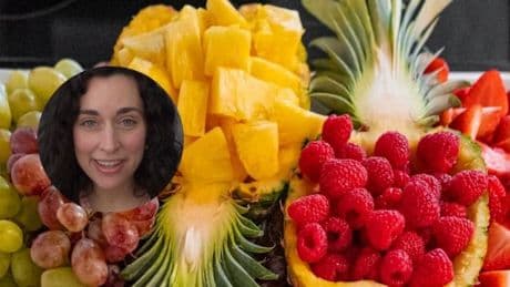 Júlia Farré, nutricionista: “Si comes la fruta con piel, te aporta más cantidad de fibra, y esta fibra va a hacer que la fruta no suba tan rápidamente en sangre cuando la consumes”