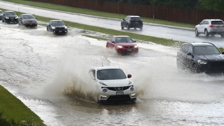 Las tormentas en Texas amenazan con tornados e inundaciones miles de personas están sin luz