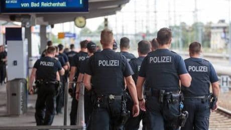 Germania, automobilista si lancia sulla folla a Passau: numerosi feriti