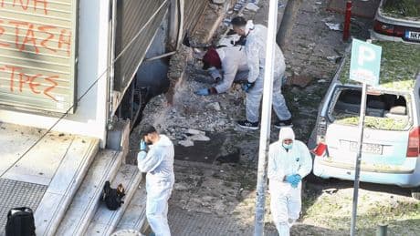 Selanik'te bir kadının taşıdığı bomba elinde patladı