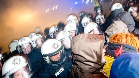 Polizei schlägt Atom-Alarm - Castor-Transporte UND Grenzen schützen ist zu viel