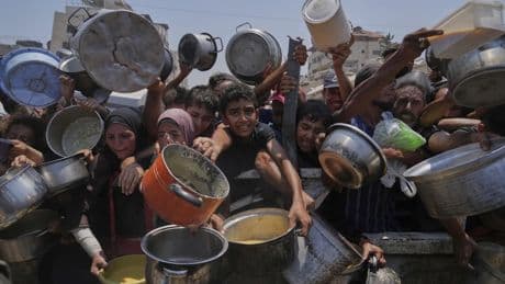 Aterrizan en Zaragoza 13 niños de Gaza con afecciones cardíacas: serán ingresados en hospitales españoles