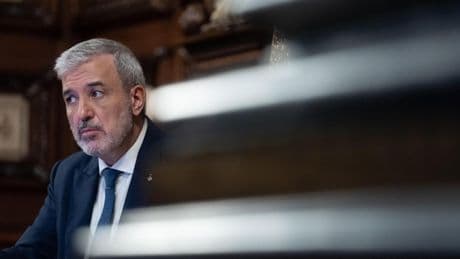 Barcelona suspende a una trabajadora por presunto desvío de dinero de ayudas sociales