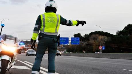 ¿Qué debes hacer si un agente de la Guardia Civil extiende los brazos en posición horizontal?