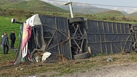Van'da yolcu otobüsünün devrildiği kazada 28 kişi yaralandı